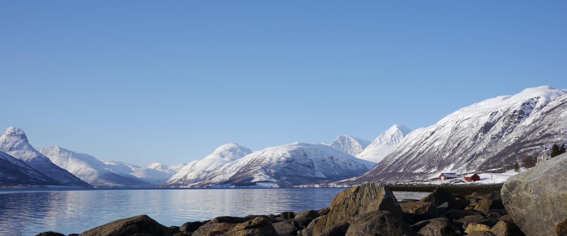 Am Weg zur Skitour auf den Sjufjellet, Lyngenalpen. 