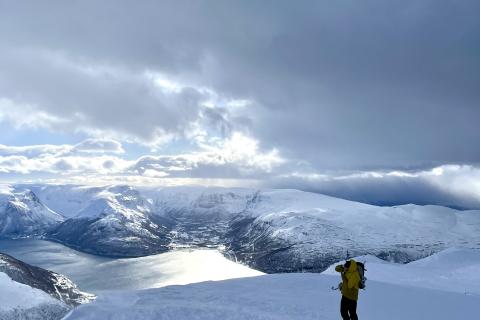 Skitour auf den Giilavarri | © Thomas Lippitsch Am Gipfel des Giilavarri - Blick Richtung Skibotn