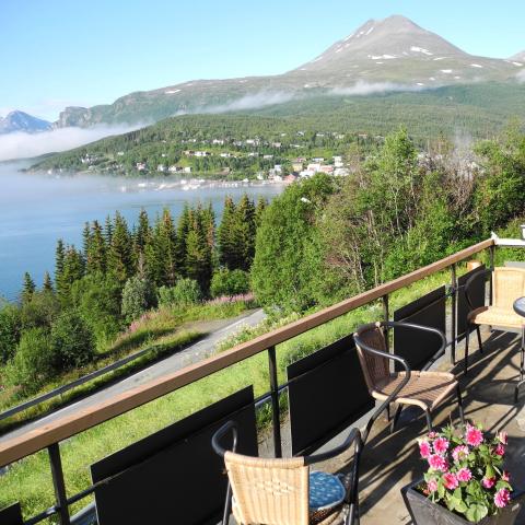 Kavringtinden, Lyngseidet | © MML Blick auf den Kavringtinden vom Balkon der Magic Mountain Lodge