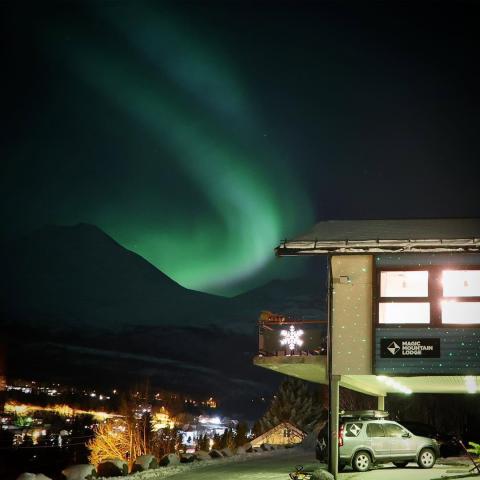 Aurora Borealis &uuml;ber der Magic Mountain Lodge, Lyngseidet