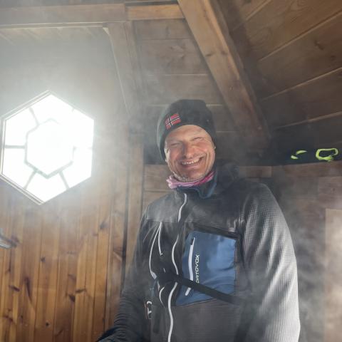Verdens Ende | © Thomas Lippitsch In der Grillhütte bei Verden Ende kann man sich gut am Feuer aufwärmen, während draussen der Sturm tobt.