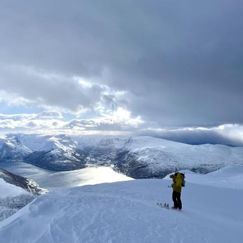 Skitour auf den Giilavarri | © Thomas Lippitsch Am Gipfel des Giilavarri - Blick Richtung Skibotn