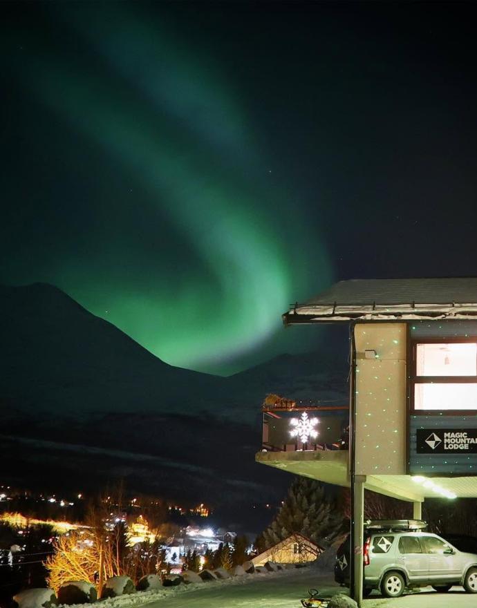 Nordlicht - Aurora Borealis über der Magic Mountain Lodge | © MML Aurora Borealis über der Magic Mountain Lodge, Lyngseidet